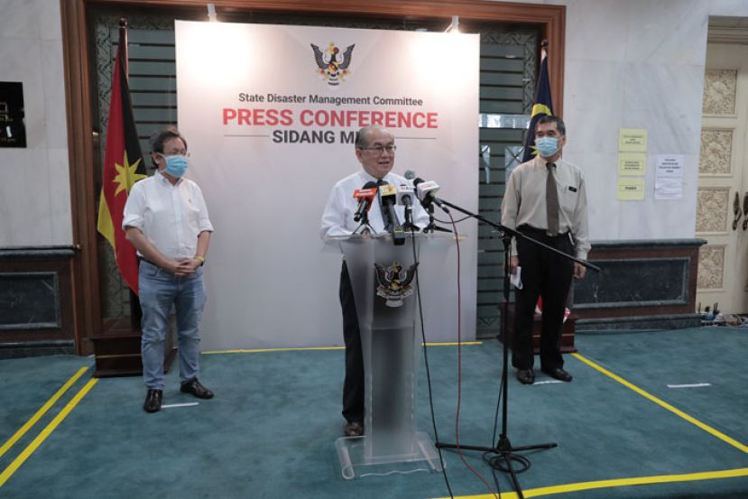 拿督阿玛道格拉斯（中）主持新闻会。