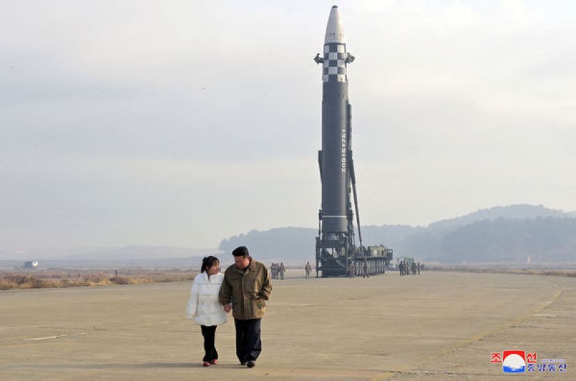金正恩紧牵著女儿的手一同前往平壤顺安视察洲际弹道飞弹火星-17型试射。