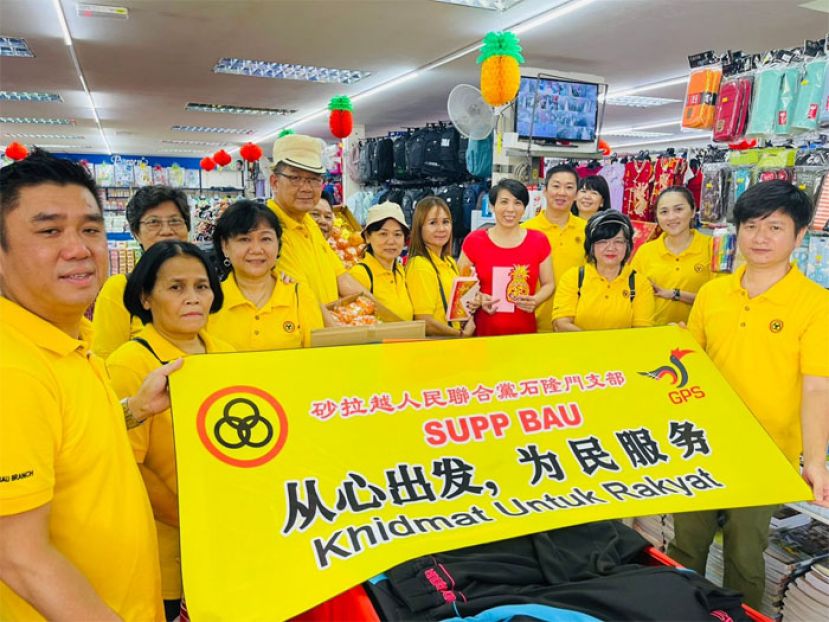 党员们与店家合影留念。
