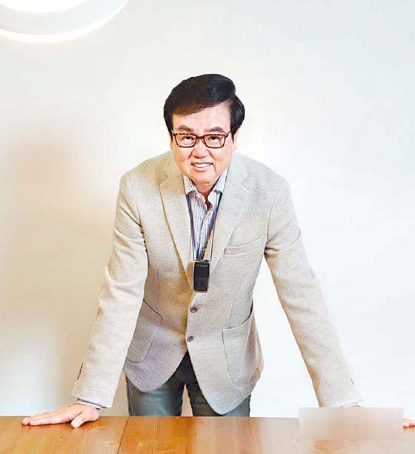黄百鸣有信心风雨过后，市民会恢复入场看戏。