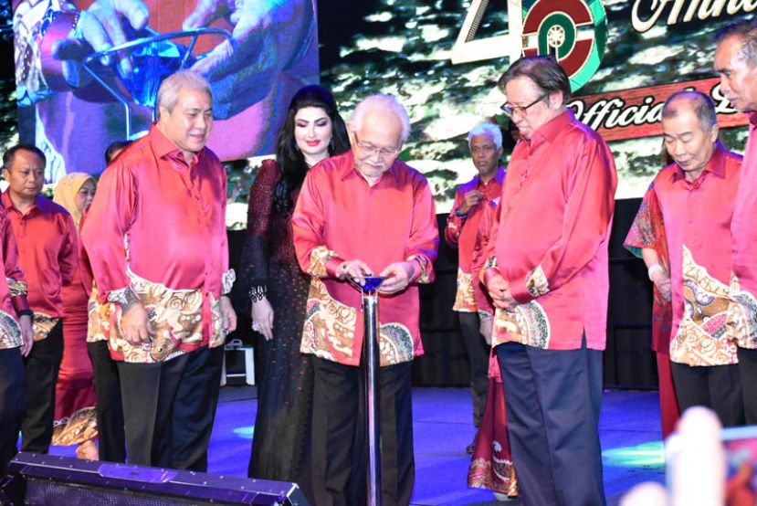 图示：砂州元首敦丕显斯里泰益玛目（中）为砂拉越木材工业发展机构45周年纪念晚会主持开幕。