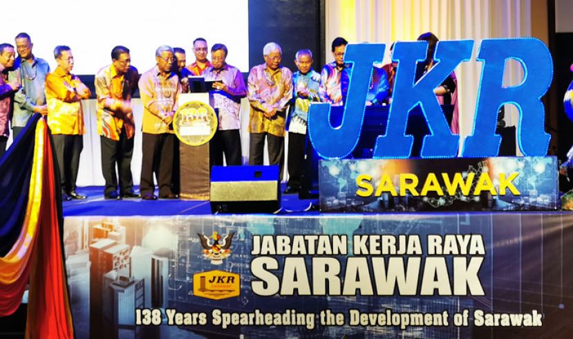 砂首长拿督巴丁宜阿邦佐哈里（右四）为公共工程局的“JKR Dash” 手机应用程序主持推展。