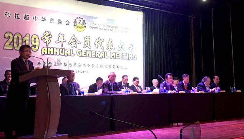 砂拉越中华总商会会长李开运在砂中总大会上致词。