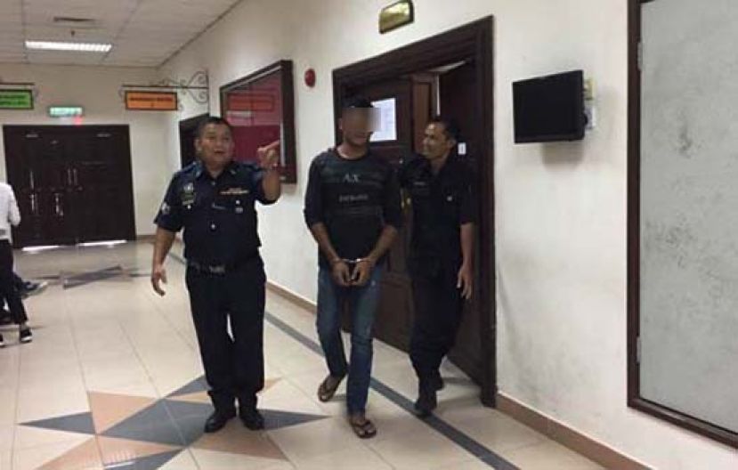 抢劫24小时便利店，被告俯首认罪被判刑后，被押离法庭。