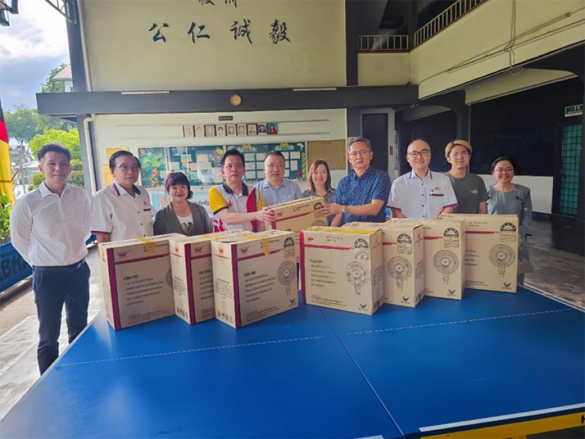 三小校友会秘书甲必丹杨国宗(右四) 代表校友们赠送16台电风扇于母校 校长黄玉祥(左四),由古晋中华小学 校董会主席拿督蔡文铎律师和三小 校友会主席张慧娇校友见证。右起:郑国瑛副校长、杨谦皓校友、三小监学窦国光校董。左起,王钟贤校友、校董会副主席郑文发校董、田美丽校友。