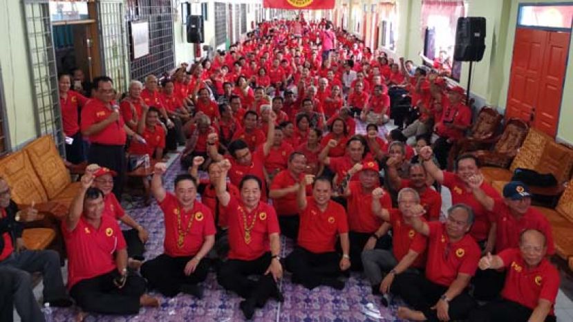 砂全民团结党达敏支部成立，场面盛大。前排左二起为秘书长罗君华、党主席黄顺舸及约瑟恩都鲁。