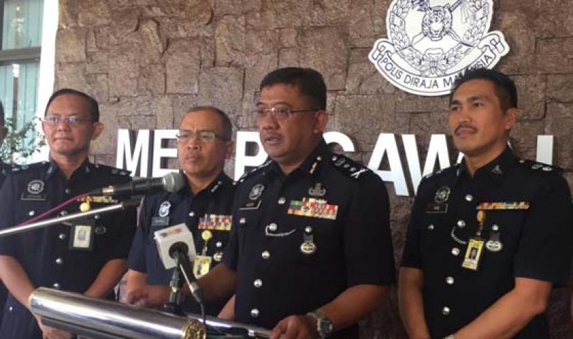 末卡欣（右2）在促请民众及各政党支持者冷静面对甲州政治局势。左起阿尔萨、沙鲁莱礼；右是尤斯沙里夫丁。