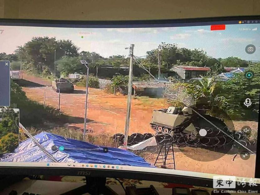 前线监视器画面显示，泰军装甲车越境逼近柬埔寨村庄。
