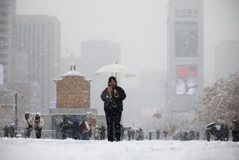 韩国首尔降下大雪。