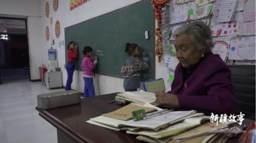 喀什七旬老人潘玉莲 免费辅导学生27年