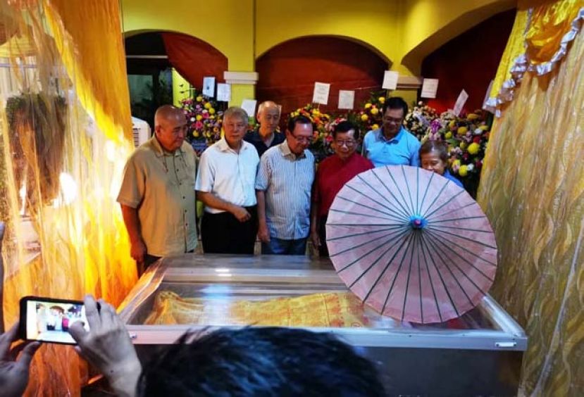 昨晚从外国赶返美里的前党魁丹斯里陈华贵(左四)在丹斯里陈康南陪同下，瞻仰梁丽华老人瑞的遗容。(左一及二)是市长俞小珊及拿督陈超耀律师。