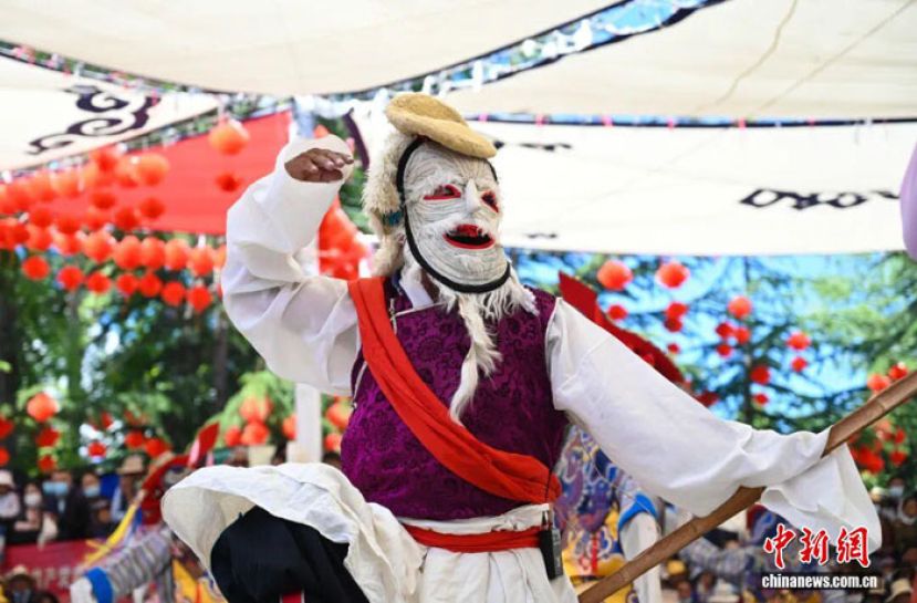 2021年6月26日，拉萨城关区次角林藏戏队演员正在进行表演。