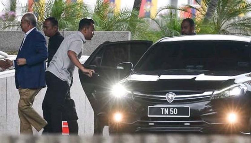 前首相拿督斯里纳吉抵达国家银行。