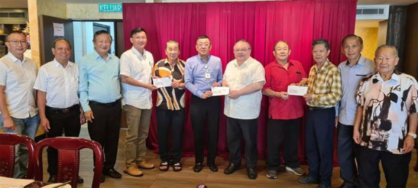 众人在领取拨款时合影，晋汉连省教育基金主席拿督黄国忠（右五）移交款项予古晋中中校董会主席暨该基金秘书拿督黄良杰（左六）；晋汉连省教育基金财政黄张金发先生（左五）移交款项予西连民众中学校董会代表赖招良先生（左四）；晋汉连省教育基金董事拿督陈日枝（右三）移交款项予石角民立中学校董会主席朱聪泽（右四）。右一起基金董事蔡维达、副主席甲必丹蔡永能、董事拿督王长福；右一起为董事钟名宝及署理主席拿督余志豪。