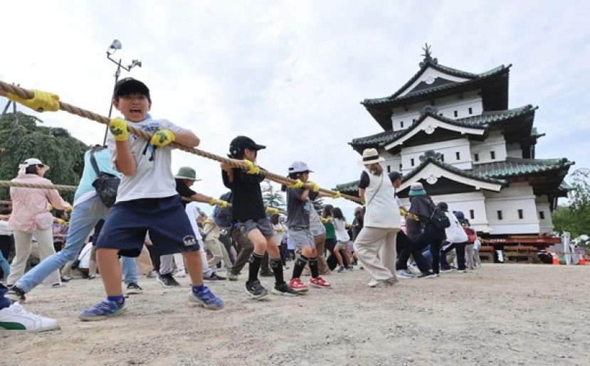 日本青森县古迹弘前城天守阁因地震受损，当局号召约1800人以古法合力拉绳。
