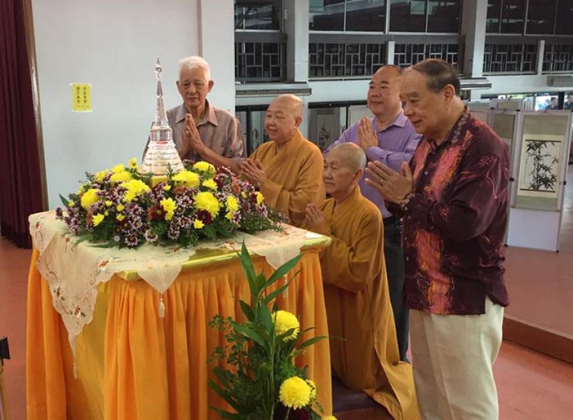 右起为林长蔡明田、释学琳师父、释学闻师父、该林秘书长方志浩以及副秘书许觉禧一同膜拜舍利子。