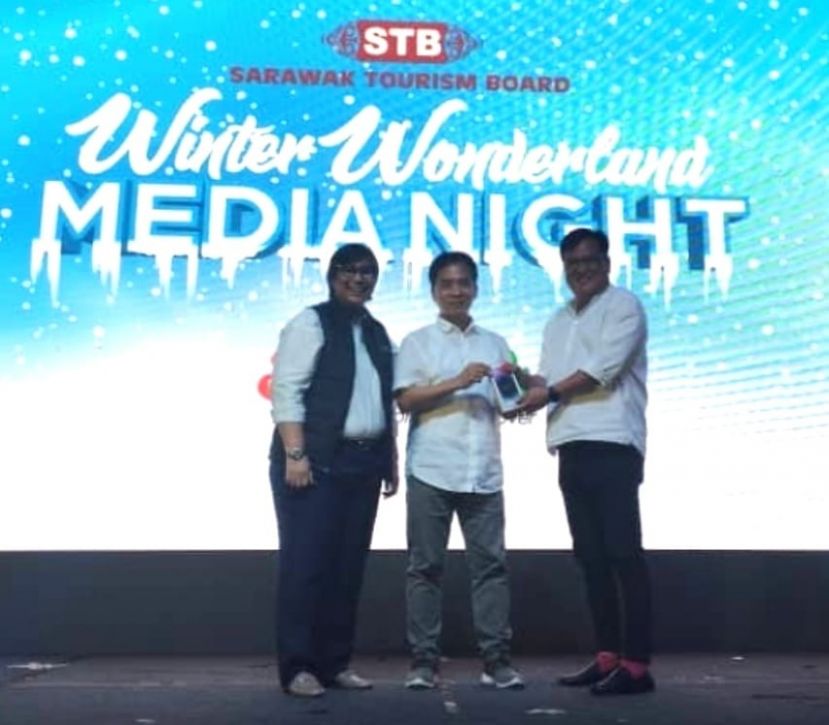 砂旅游、创意产业与表演艺术部常务秘书拿督许赞麒颁发幸运抽奖得主江云龙时摄。左为砂旅游局首席执行员莎扎。