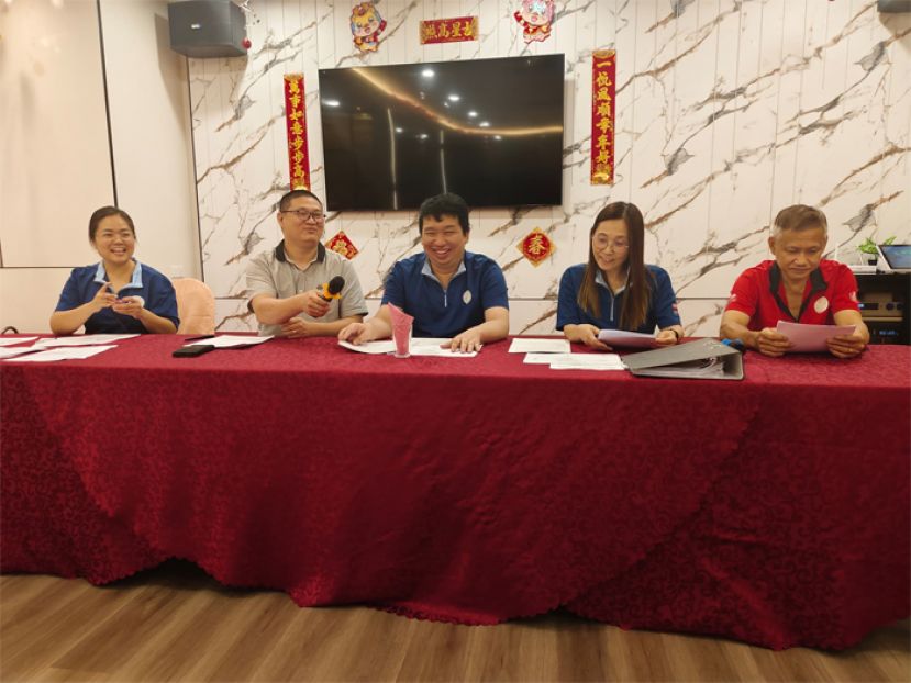 居中为三马拉汉省象棋公会主席郑良国，左二为会长曾令威，左一为秘书长纪杬里，右二为财政刘杏华，右一为管理主任沈友浩。