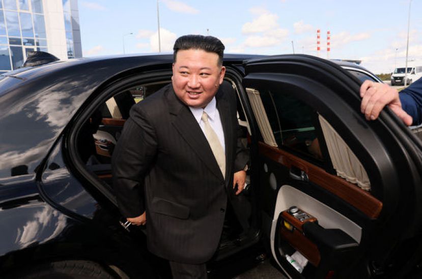 金正恩2023年9月13日下午抵达俄罗斯东方太空发射场，从专车后座走下。