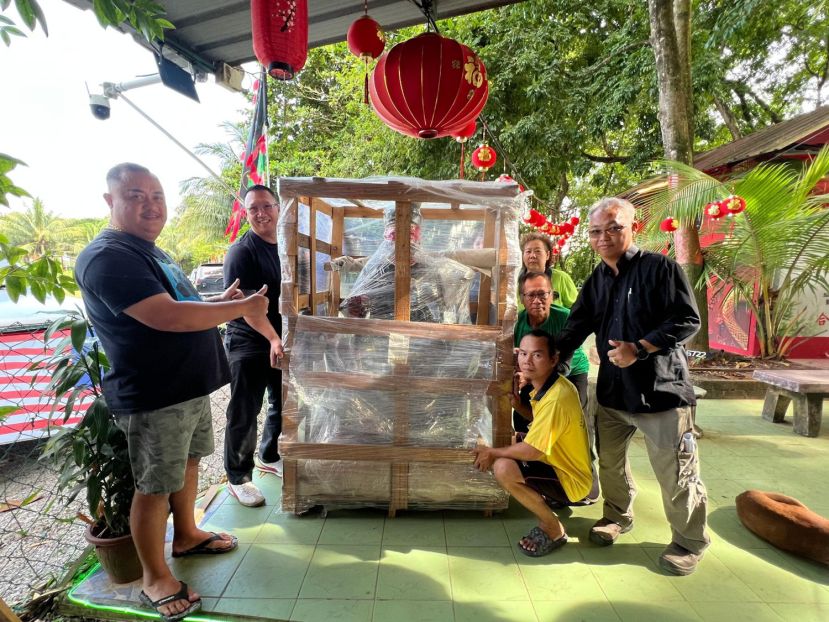 左为廟主唐振財（阿安師父）和赞助人一起迎接全砂最大尊丹绒拿督公神像合影。