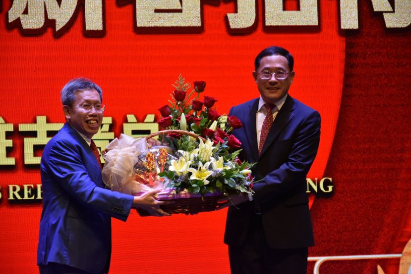 中国驻古晋总领事邢伟平赠送纪念品予砂副总理拿督斯里沈桂贤时摄。