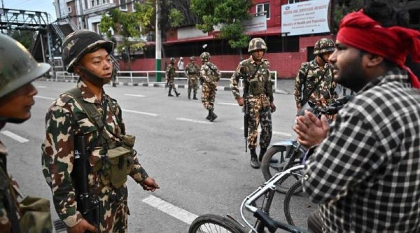 图为军人12日在街上维安。