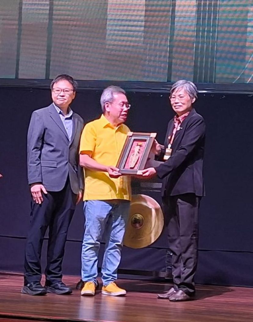 砂中央医院医疗重症监护单位负责人曾蔚华医生（左）的陪同下，砂拉越古晋中央医院院长是严慧文医生（右）赠送纪念品予主宾拿督阿玛沈桂贤时摄。