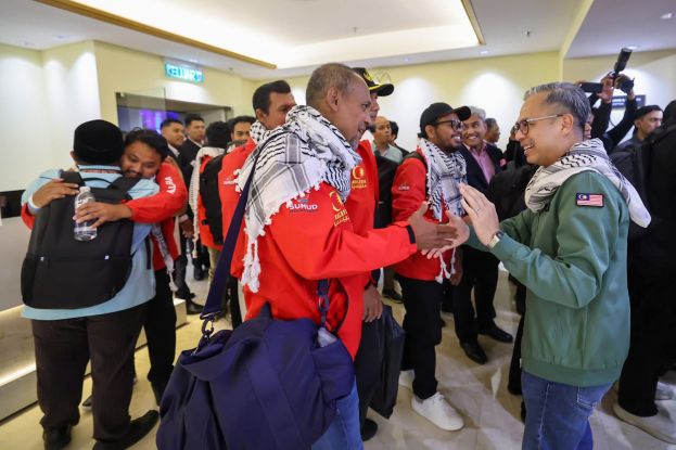 法米赠送加萨人道救援任务的23名大马志工每人一部新手机