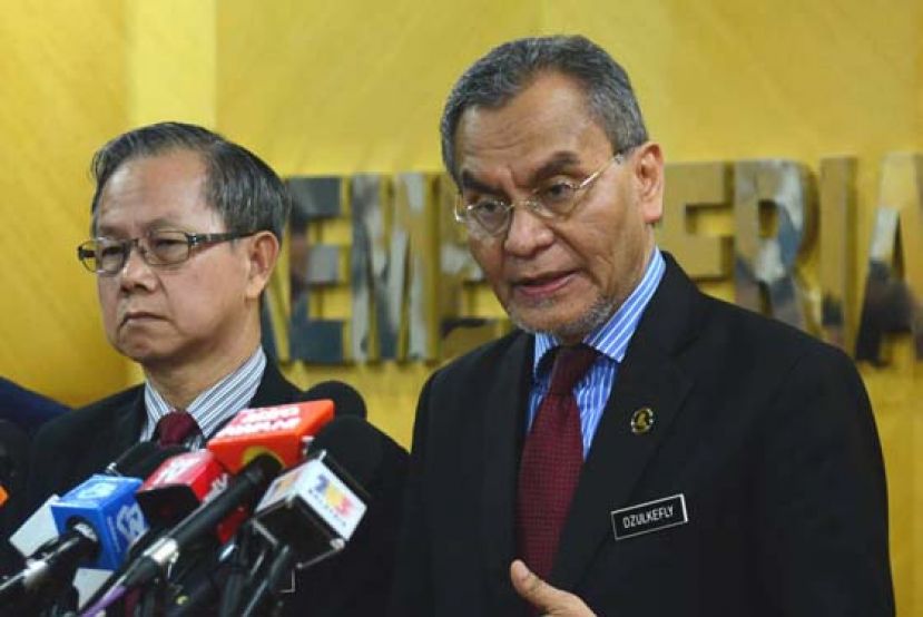 卫生部长拿督斯里祖基菲里(右)向媒体发表谈话时摄，左为副部长李文材。