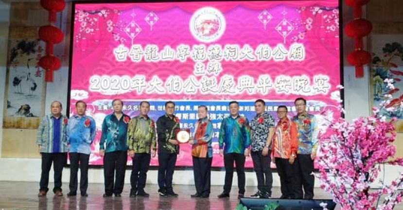 古晋龙山亭福德祠大伯公庙主席杨德云（左五）赠送纪念品予拿督斯里刘为强太平局绅。