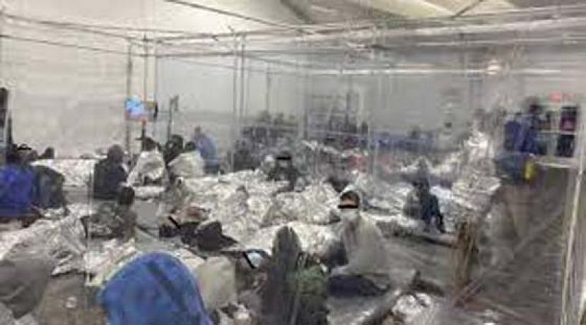独自进入美国的非法移民儿童爆增，青少年甚至儿童被挤在一起。