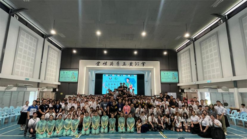 台中新社高中师生团到访姐妹校古晋一中和古晋三中，获得热烈欢迎。