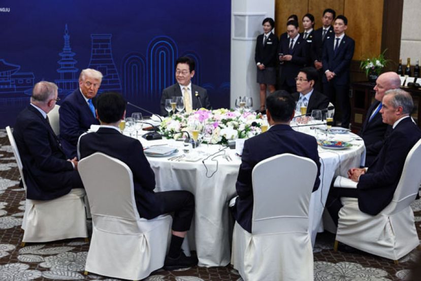 美国总统特朗普访问韩国，与韩国总统李在明一同参加APEC晚宴。