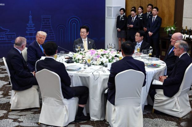 美国总统特朗普访问韩国，与韩国总统李在明一同参加APEC晚宴。