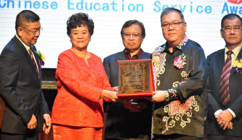 砂首长拿督巴丁宜阿邦佐哈里（中）见证下，黄文彬集团董事拿督黄国辉（右二）颁发丹斯里拿督阿玛黄文彬精神奖（华社服务奖）予甲必丹李碧贞。左一为晋汉连省华总会长拿督黄良杰，右一为晚宴筹委会主席郑文新。