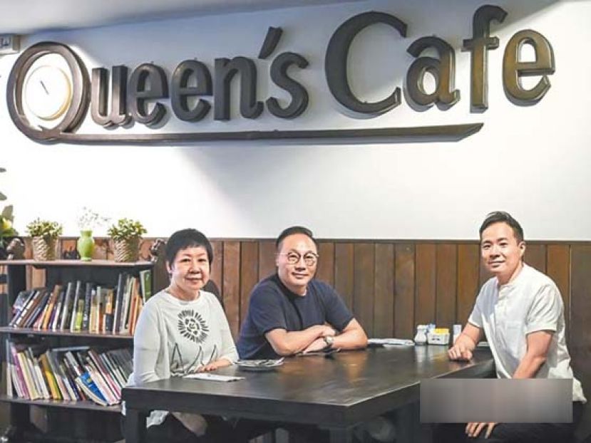 餐厅现传承至第三代的于万强（中）和于万豪（右）。二人的母亲曾佩珊间中也会到店中。