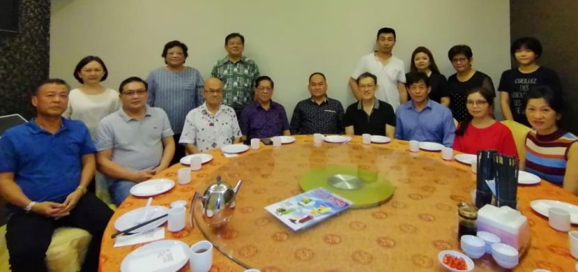 天猛公拿督斯里陈如飞（左四起）、拿督斯里龚财兴、同人联党峇都林当支部主席薛华东、来自台湾的国际安康医疗团队许国模医师、林淑惠医师及本地成员许爱丽医师等人聚餐；后排左二起是义诊筹委联合主席温燕薇、陈中兴；张剑锋医师等人。