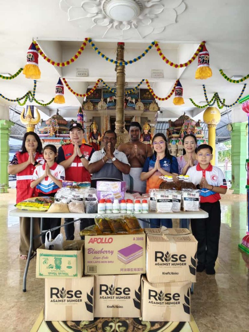 右起第三位为郑茗月校长，第四位为Gaurav Puvandran（祭司），第五位为Vaithilingam S/O Palanisami（副主席），第六位为实丹宾分会主席周金顺。