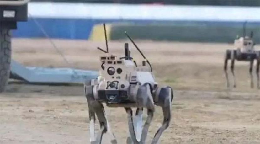 未来战士机器狼群现身珠海航展，多角色自主协同集群作战。