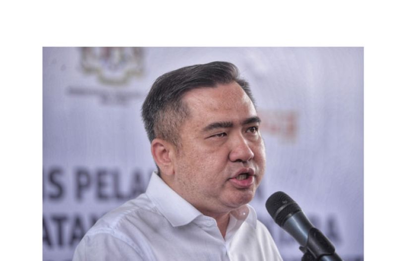 交通部长陆兆福。