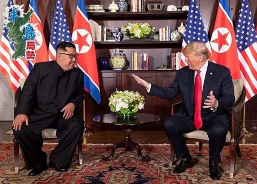 朝鲜领袖金正恩（左）与美国总统特朗普（右）在首场美朝峰会交谈。
