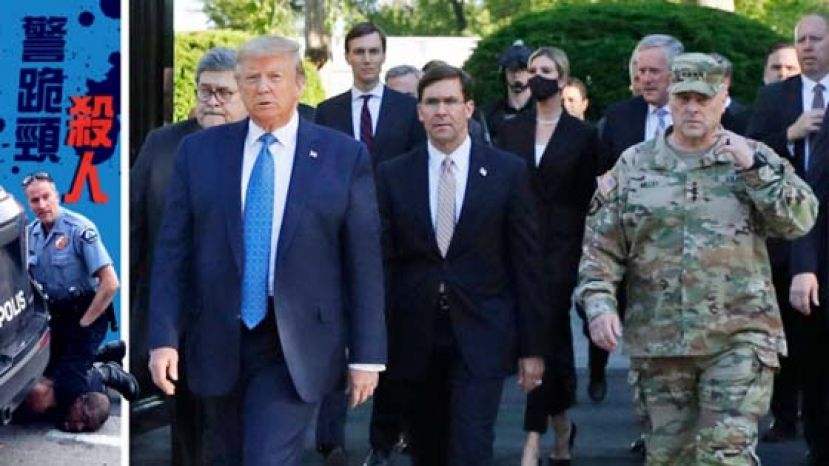 米莱（右一）当日陪同特朗普前往圣约翰主教堂。