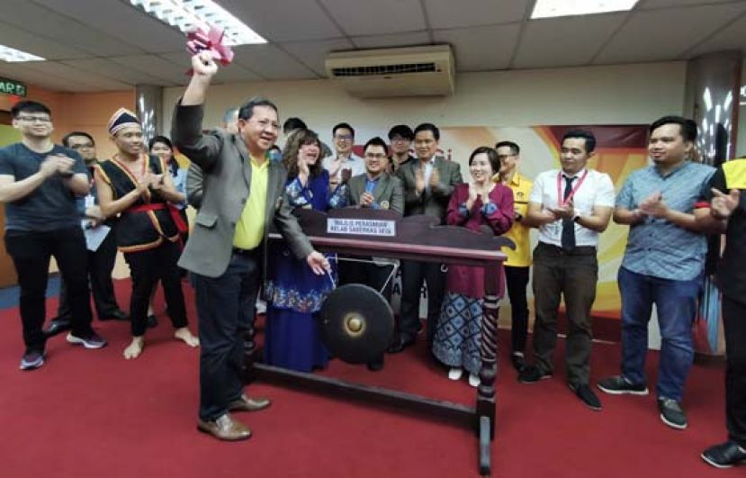 达罗区州议员兼砂青统秘书长沙菲宜（前）主持推展仪式。