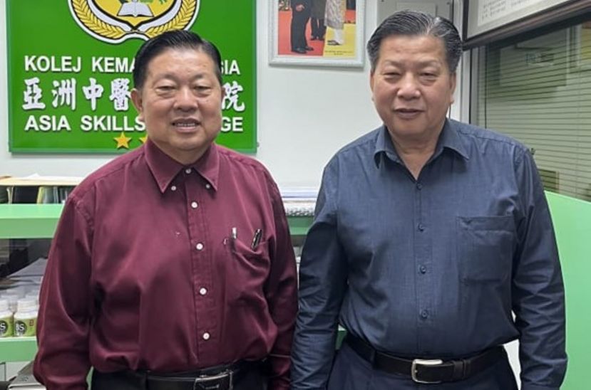 砂医总会长江宗兴（右）接待到访的雪兰莪狮子会会长李祖霖。
