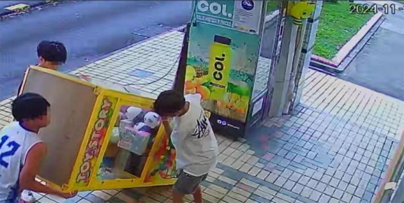 3少年抓不到娃娃机的&ldquo;Labubu&rdquo; &ldquo;翻箱倒柜&rdquo;大肆破坏