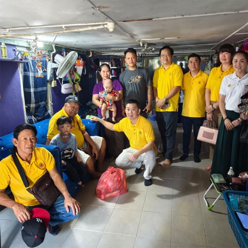 前排左起为党员沙比里、卡欣、受访家庭，石隆门支部主席张毓伦、党员黄授珊、黄展辉、县议员温紆燕、党员鍾姒容。