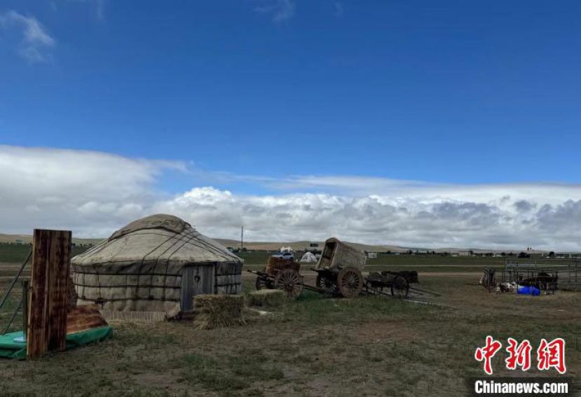 百年历史的蒙古包静静地展示在那达慕会场上。