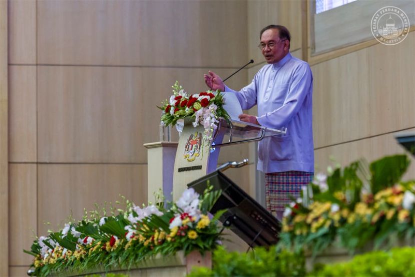 安华呼吁民众 不必急于赶到油站添油 RON95汽油价格之后也会维持每公升1令吉99仙