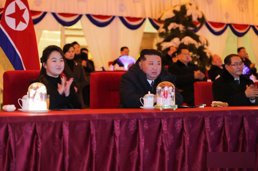 朝鲜在平壤51竞技场举办2025跨年演唱会，金正恩出席现场，女儿金主爱、新任内阁总理朴泰成坐在左右两侧。