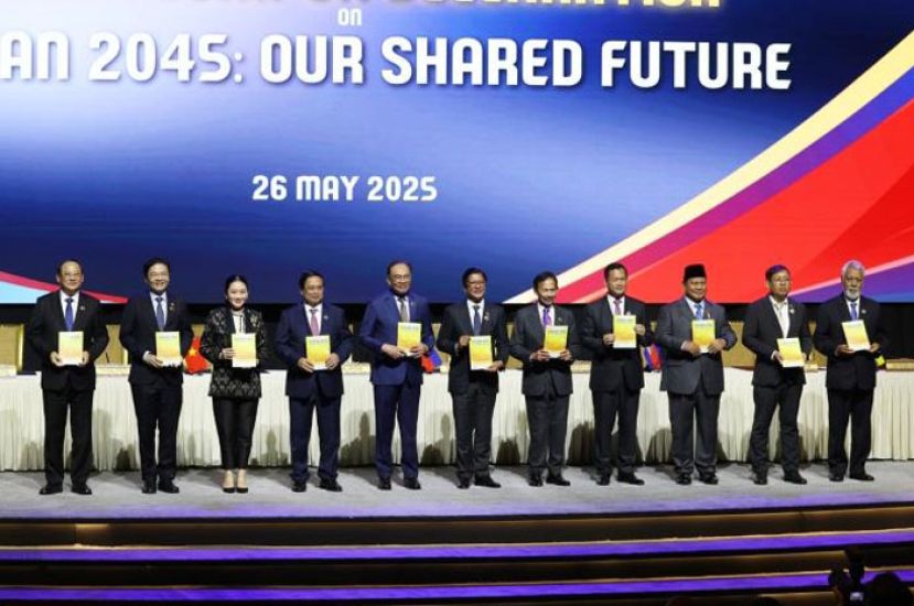 东盟领袖展示《吉隆坡宣言》。左起寮国总理宋赛西潘敦、新加坡总理黄循财、泰国首相佩通坦、越南总理范明政、大马首相安华、菲律宾总统小马克斯、汶莱苏丹博尔基亚、柬埔寨首相洪马内、印尼总统普拉博沃、缅甸外交部常务秘书吴昂觉莫，以及东帝汶总理古斯芒。